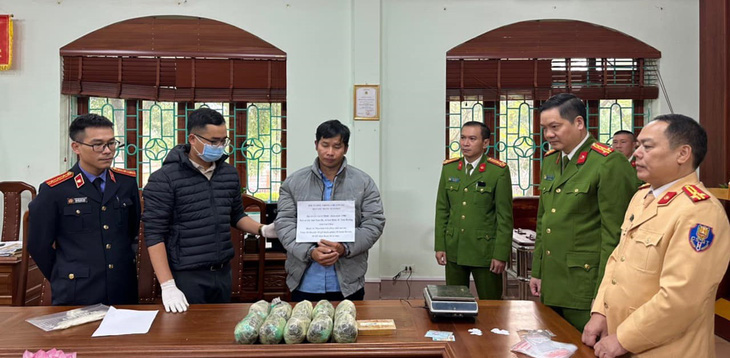 Lù A Mình cùng tang vật 10kg thuốc phiện và 1 bánh heroin tại cơ quan điều tra - Ảnh: Công an tỉnh Lai Châu