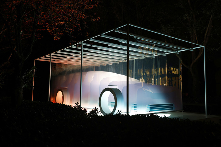 Trưng bày xe điện Lexus như tác phẩm nghệ thuật, sân khấu lộn ngược bất ngờ- Ảnh 12.
