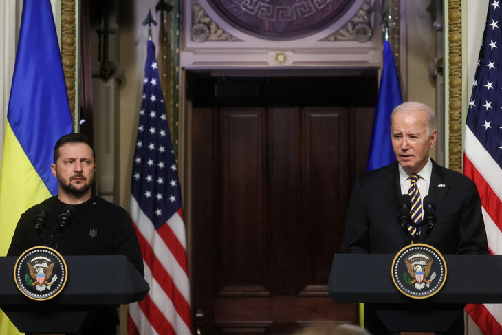 Tổng thống Mỹ Joe Biden họp báo chung với Tổng thống Ukraine Volodymyr Zelensky ngày 12-12 - Ảnh: REUTERS