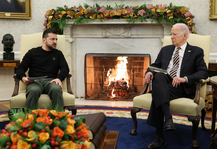 Ông Zelensky hội đàm cùng ông Biden tại phòng Bầu dục ngày 12-12 - Ảnh: REUTERS