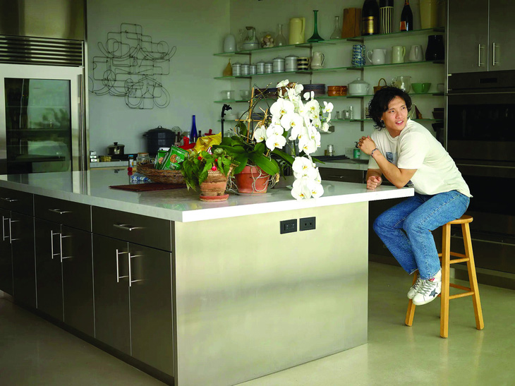 Rob Li, đầu bếp riêng cho một tỉ phú, được cấp một căn hộ tại khu nhà ở Hamptons. Ảnh: RICK WENNER/ NYT