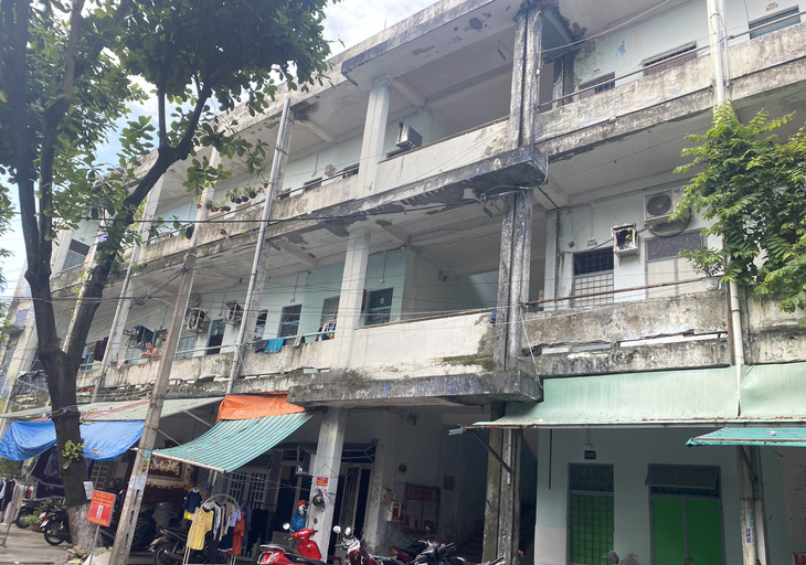 Khối nhà 1 của chung cư Thuận Phước xuống cấp, nhìn nhếch nhác - Ảnh: LÊ TRUNG