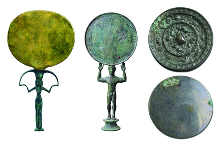 Từ trái qua: Gương Ai Cập làm từ hợp kim đồng và bạc, khoảng 1300  năm TCN. Gương đồng La Mã, thế kỷ 5. Gương Trung Quốc bằng đồng mạ bạc, đời Đường (618-907).  Ảnh: MIRRORS-PARIS