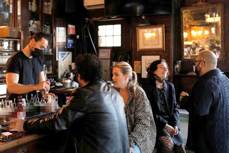 Bên trong một quầy bar tại Manhattan, TP New York, bang New York, Mỹ - Ảnh: Reuters