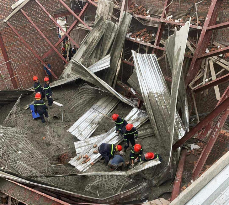 Hiện trường vụ sập mái nhà khi đang đổ bê tông khiến ba người chết, nhiều người bị thương tại huyện Thái Thụy, tỉnh Thái Bình - Ảnh: V.DŨNG