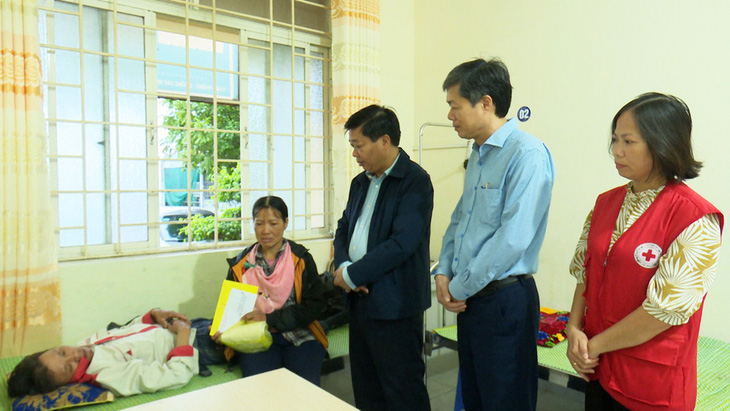 Lãnh đạo tỉnh Thái Bình thăm hỏi, động viên các nạn nhân và thân nhân vụ tai nạn lao động nghiêm trọng - Ảnh: KHÁNH LINH