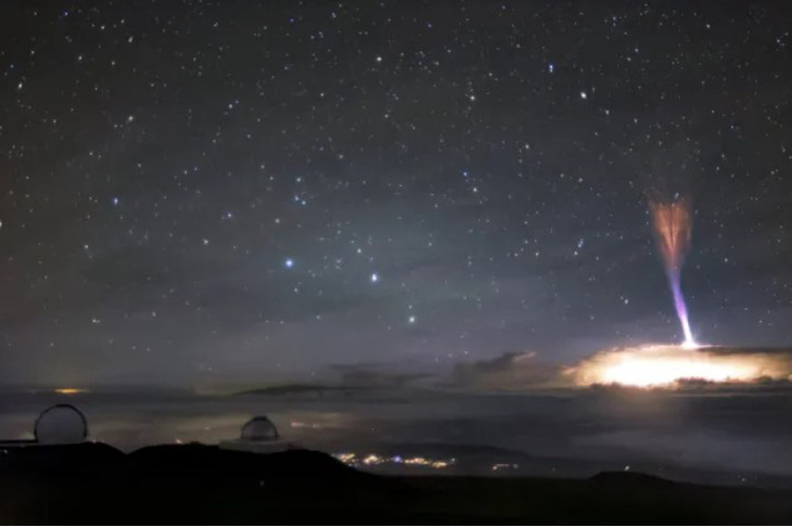 Một vệt màu đỏ xuất hiện phía trên cơn dông bão có thể nhìn thấy từ Maunakea ở Hawaii. Ngoài ra còn có một dòng tia màu xanh và trắng, chảy xuống từ bóng ma và đi vào đám mây dông - Ảnh: AURA