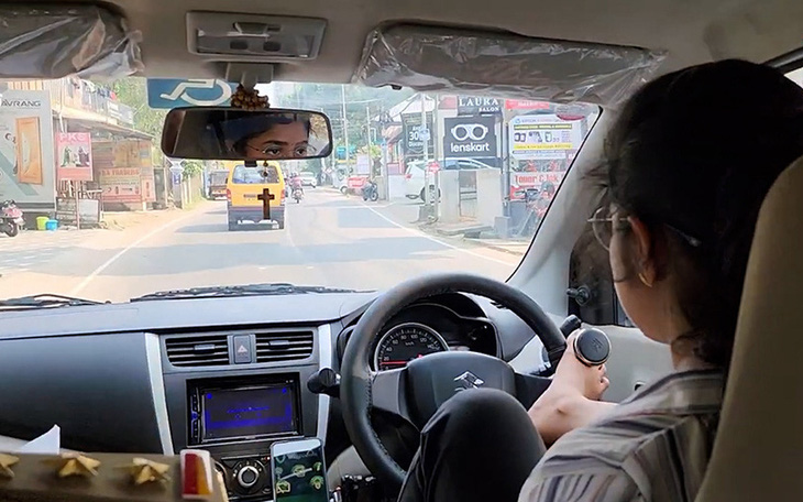 Cô gái không tay ở Ấn Độ thi đậu bằng lái ô tô