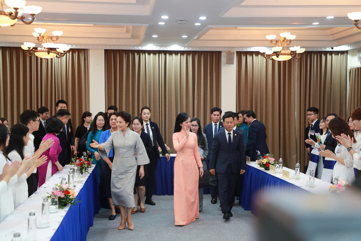 GS Bành Lệ Viên (trái), phu nhân Tổng bí thư, Chủ tịch nước Trung Quốc và bà Phan Thị Thanh Tâm, phu nhân Chủ tịch nước Việt Nam, giao lưu với sinh viên Đại học Quốc gia Hà Nội 