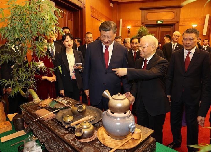 Tổng bí thư Nguyễn Phú Trọng và Tổng bí thư, Chủ tịch nước Trung Quốc Tập Cận Bình nghe giới thiệu về trà - Ảnh: TTXVN
