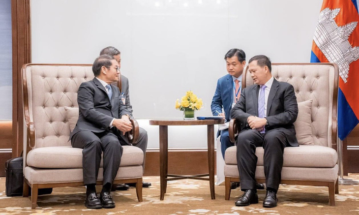 Chủ tịch hội đồng quản trị THACO Trần Bá Dương tiếp kiến Thủ tướng Campuchia Hun Manet (phải)