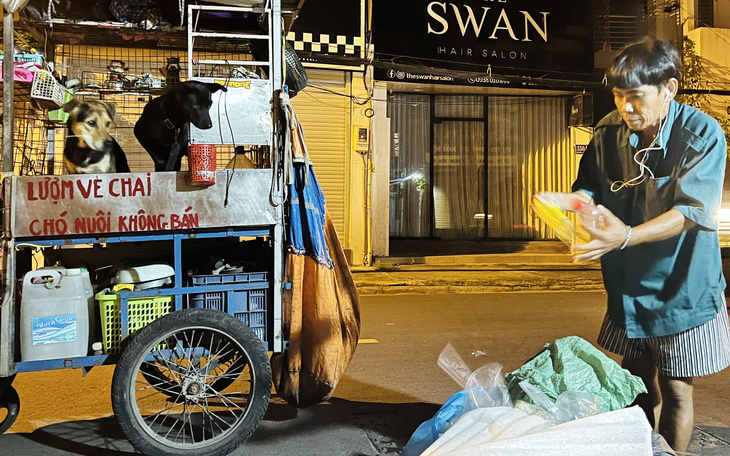 Sài Gòn dậy sớm - Kỳ 2: 3 giờ sáng và xe ve chai ông Dũng 'còi'