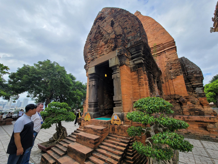 Du khách nước ngoài tham quan Tháp Nam (tháp B) thuộc di tích Tháp Bà Ponagar ở Nha Trang - Ảnh: TRẦN HƯỚNG