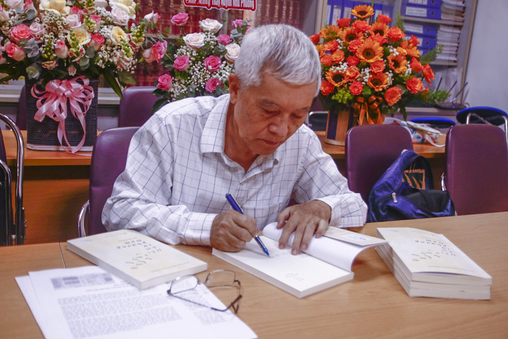 Giáo sư Huỳnh Như Phương ký tặng sách Hồi âm từ phương Nam cho độc giả - Ảnh: HỒ LAM