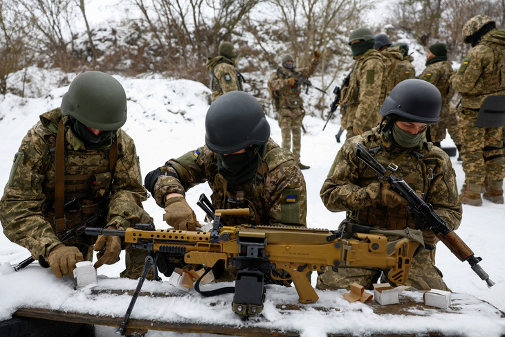 Các thành viên của tiểu đoàn Siberia thuộc Lực lượng Vũ trang Ukraine trong cuộc tập trận tại một địa điểm không được tiết lộ ở vùng Kiev, Ukraine, ngày 13-12 - Ảnh: REUTERS