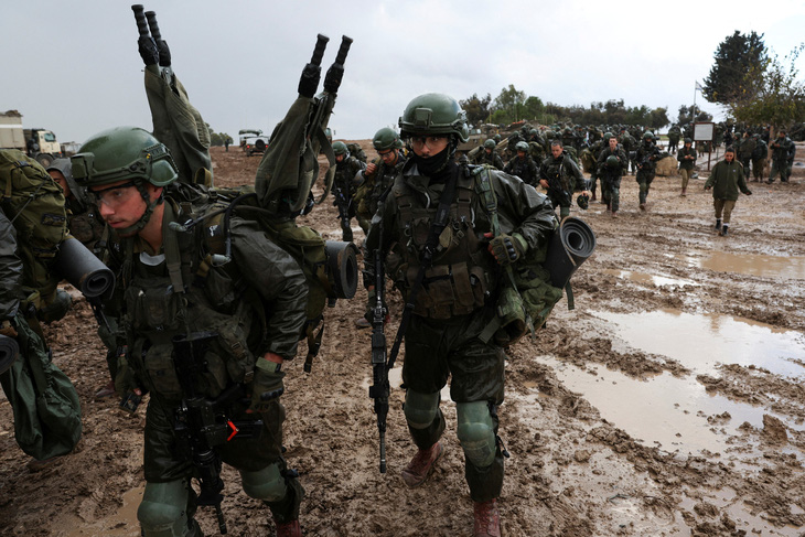 Binh lính Israel chuẩn bị tiến vào Dải Gaza tại biên giới của Israel với Dải Gaza ở miền nam Israel, ngày 13-12 - Ảnh: REUTERS