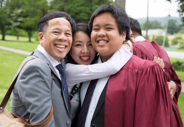Đỗ Nhật Nam hạnh phúc bên bố mẹ trong ngày tốt nghiệp THPT tại Mỹ.