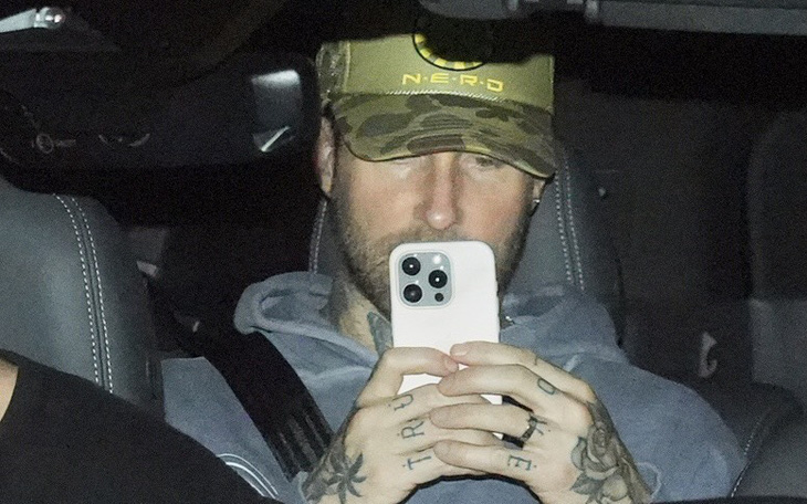 Đến Phú Quốc lúc nửa đêm, Maroon 5 dùng điện thoại quay cảnh phóng viên săn hình