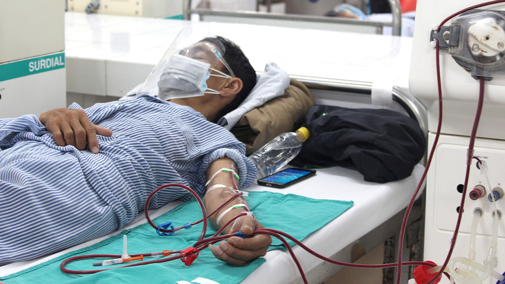Bệnh nhân suy thận mạn lọc thận tại Bệnh viện Bạch Mai - Ảnh: DƯƠNG LIỄU