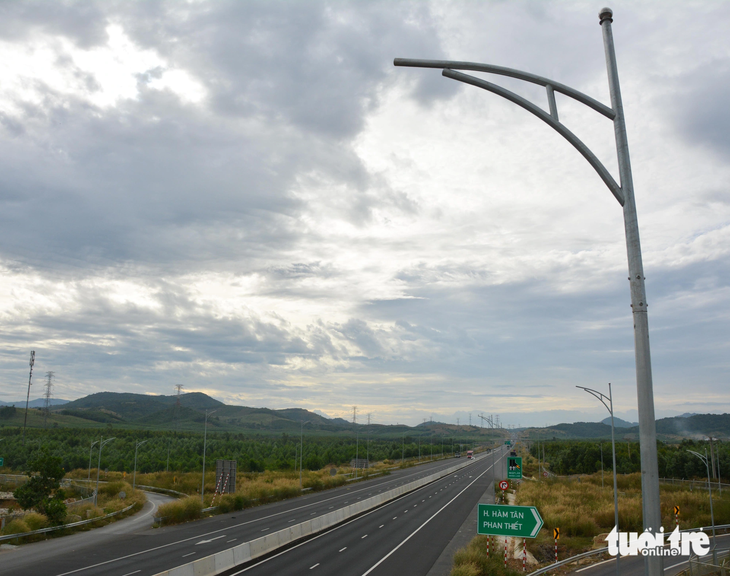 Các cột đèn chiếu sáng tại nút giao cao tốc Phan Thiết - Dầu Giây với quốc lộ 55 vẫn còn trơ trọi, chưa đấu nối với hệ thống điện. Ban đêm, tại các nút giao rất tối, người đi đường khó quan sát để xuống các đường nhánh.