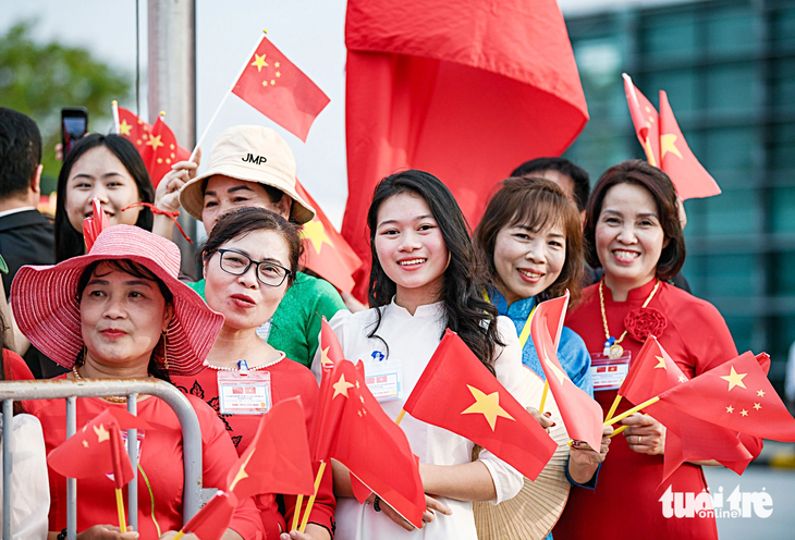 Người dân chờ ở sân bay Nội Bài để chào tạm biệt Tổng bí thư -  Chủ tịch nước Trung Quốc Tập Cận Bình và phu nhân - Ảnh: NAM TRẦN