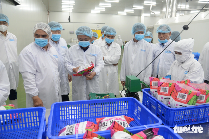 Bộ trưởng Lê Minh Hoan khảo sát bao bì sản phẩm tại Công ty cổ phần công nghiệp thực phẩm THABICO Tiền Giang - Ảnh: HOÀI THƯƠNG