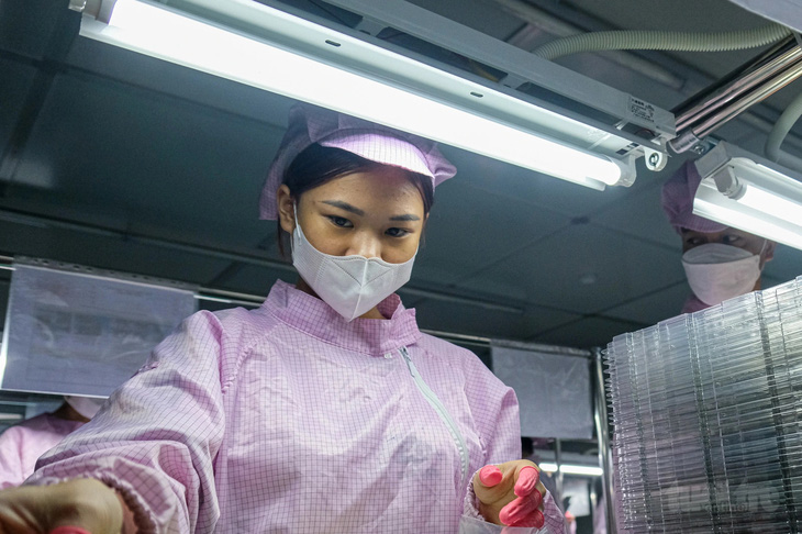 Công nhân sản xuất trong nhà máy vốn Trung Quốc ở Bắc Ninh - Ảnh: HÀ QUÂN