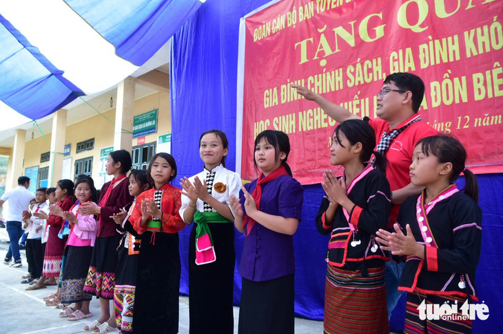 Học sinh xã Mường Lói vui hát tại buổi gặp mặt đoàn TP.HCM - Ảnh: T.T.D.
