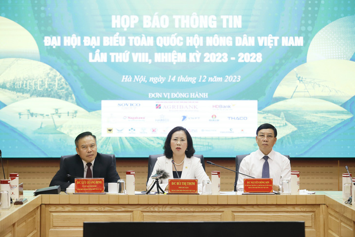 Phó chủ tịch Trung ương Hội Nông dân Việt Nam Bùi Thị Thơm thông tin tại đại hội - Ảnh: P. HƯNG
