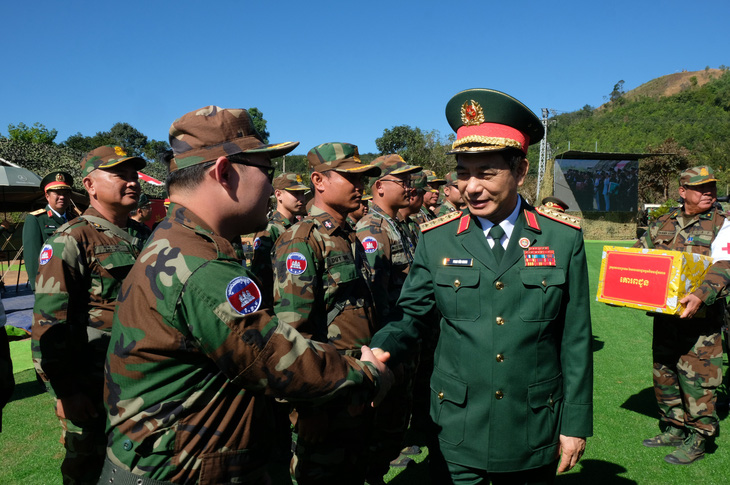Đại tướng Phan Văn Giang, bộ trưởng Bộ Quốc phòng Việt Nam, thăm lực lượng quân y Campuchia - Ảnh: ĐÌNH CƯƠNG