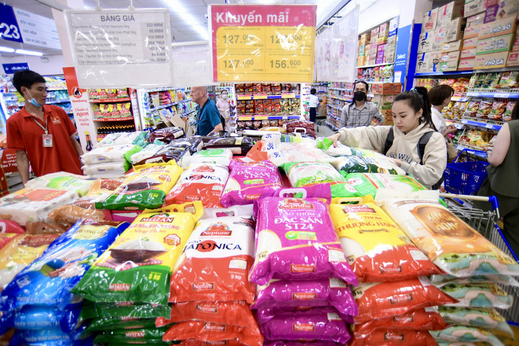 Người dân mua gạo tại siêu thị Co.opmart Cống Quỳnh, quận 1, TP.HCM chiều 13-12 - Ảnh: QUANG ĐỊNH