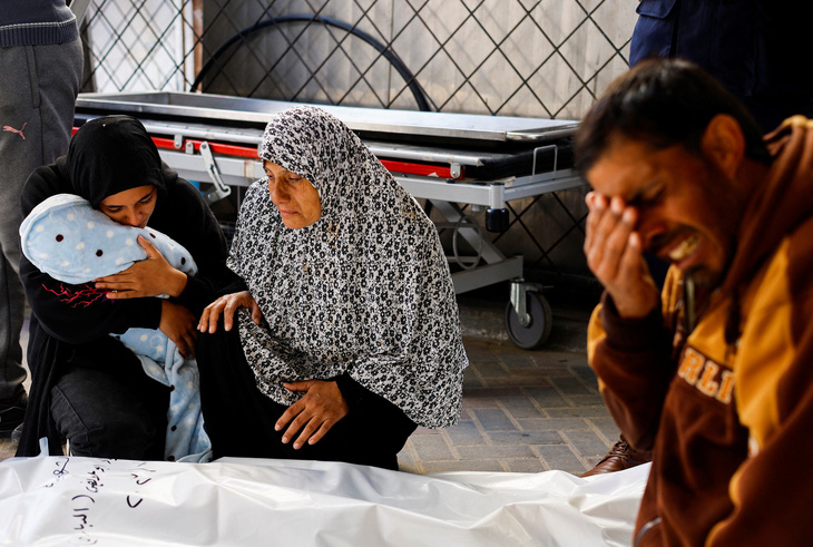 Bé sơ sinh người Palestine thiệt mạng do không kích của Israel ngày 12-12 - Ảnh: REUTERS