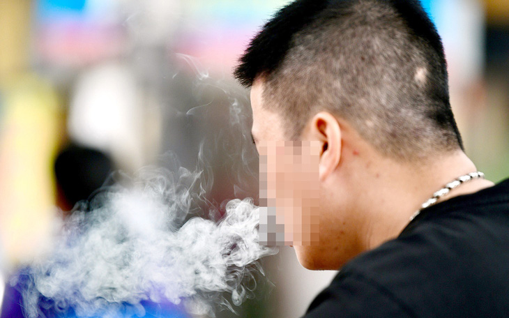Xử phạt hút thuốc lá nơi công cộng: 10 năm vẫn khó!