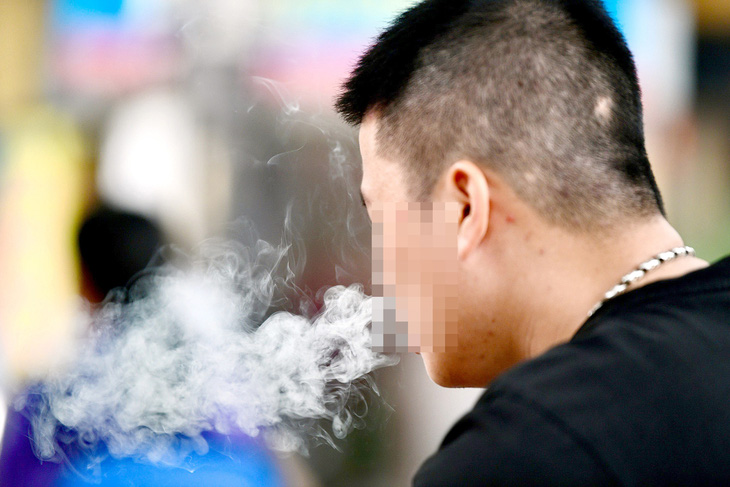 Nhiều người vẫn vô tư hút thuốc lá nơi công cộng - Ảnh: NAM TRẦN
