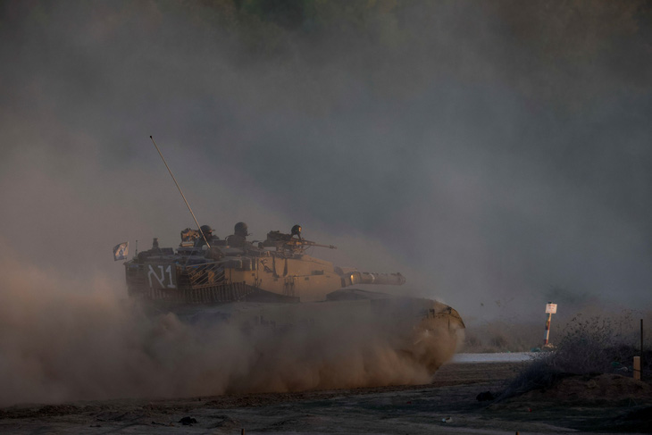 Xe tăng của Israel tại khu vực biên giới với Dải Gaza - Ảnh: REUTERS