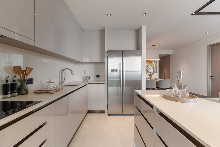 Hệ tủ bếp được chế tác 100% từ các chuyên gia Ý của IFO, với thiết kế riêng phù hợp với từng mặt bằng căn hộ. 