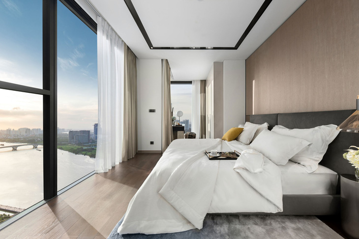 Phòng ngủ chính với hệ thống kính từ sàn đến trần đa chiều, mở ra tầm nhìn bao quát. 