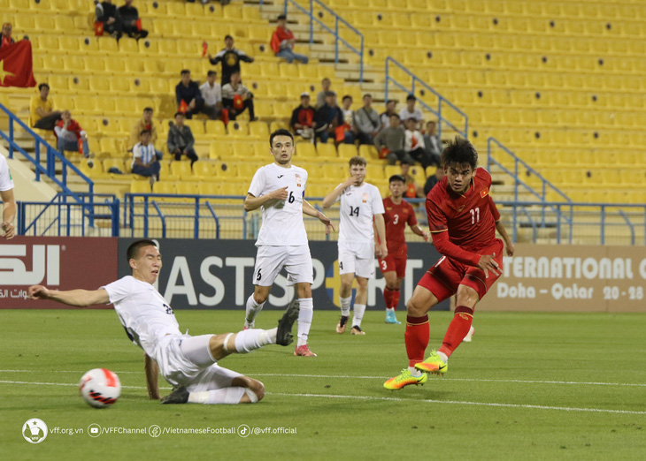 Khuất Văn Khang (phải) trong trận đấu với U23 Kyrgyztan ở Doha Cup 2023 - Ảnh: VFF