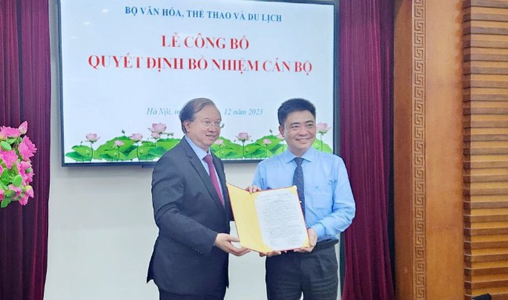 Thứ trưởng Bộ Văn hóa, Thể thao và Du lịch Tạ Quang Đông trao quyết định công nhận hiệu trưởng Trường đại học Văn hóa TP.HCM cho ông Lâm Nhân - Ảnh: L.N