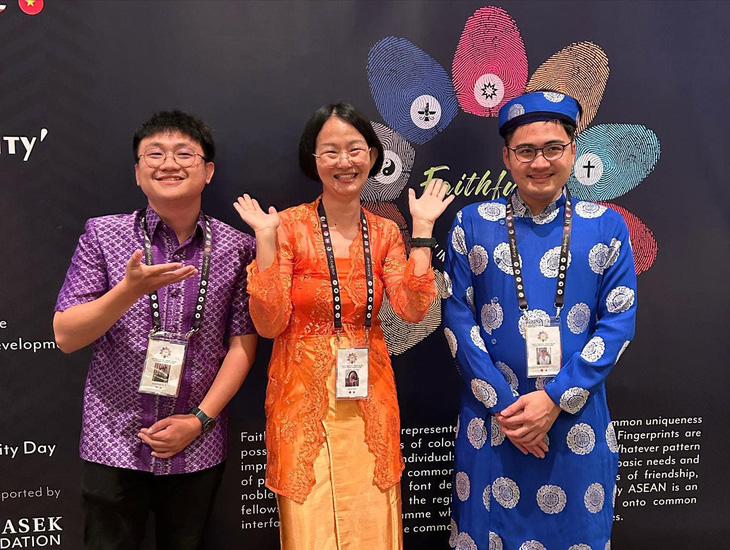 Suốt 11 năm qua, Mai Tuấn Minh (bìa phải) luôn cố gắng, nỗ lực để đóng góp vào sự phát triển của cộng đồng du học sinh Việt Nam ở Singapore - Ảnh: NVCC