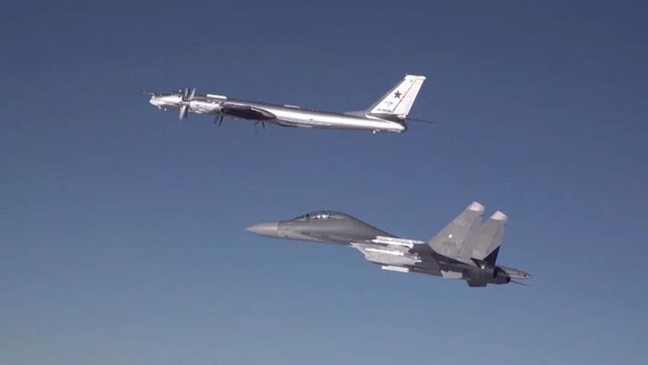 Máy bay ném bom chiến lược Tu-95MS của Nga (trên) và tiêm kích J-16 của Trung Quốc tuần tra chung trên không hồi tháng 11-2022 - Ảnh: BỘ QUỐC PHÒNG TRUNG QUỐC
