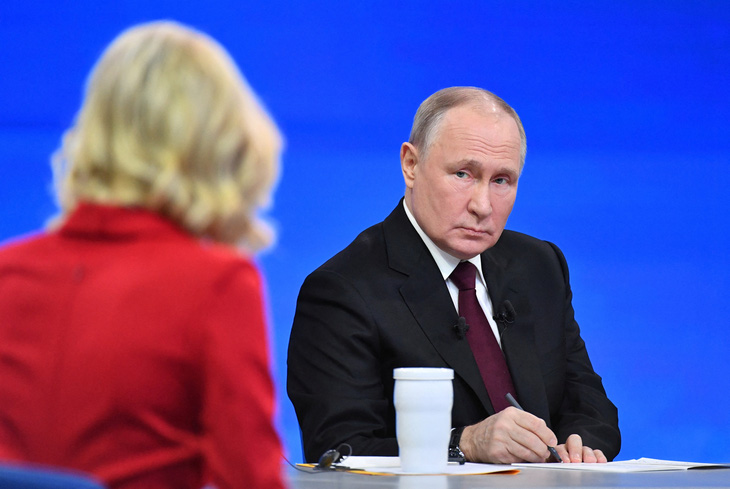 Tổng thống Nga Vladimir Putin tham dự buổi họp báo cuối năm thường niên ngày 14-12 - Ảnh: REUTERS