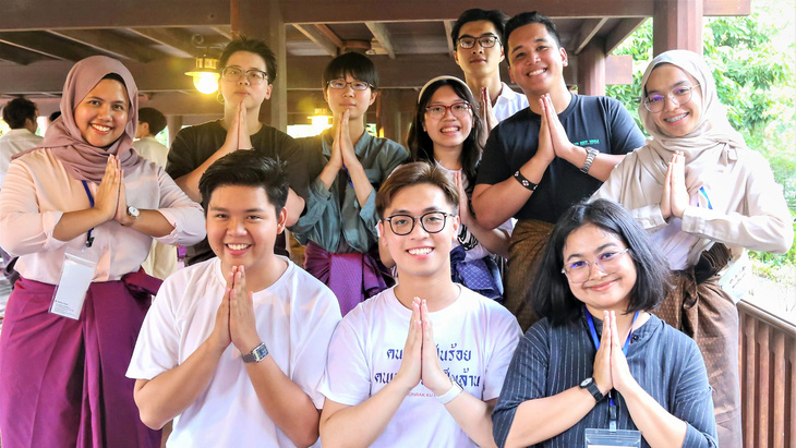 Nguyễn Tuấn Thành (giữa, hàng trước) cùng các sinh viên nước ngoài trong một hoạt động giao lưu quốc tế - Ảnh: T.THÀNH