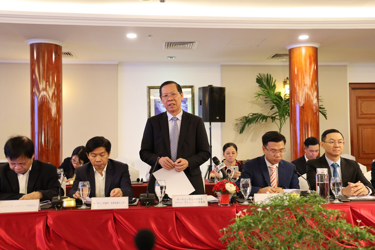 Chủ tịch Phan Văn Mãi trao đổi với các nhà đầu tư Nhật Bản tại hội nghị bàn tròn - Ảnh: T.M.