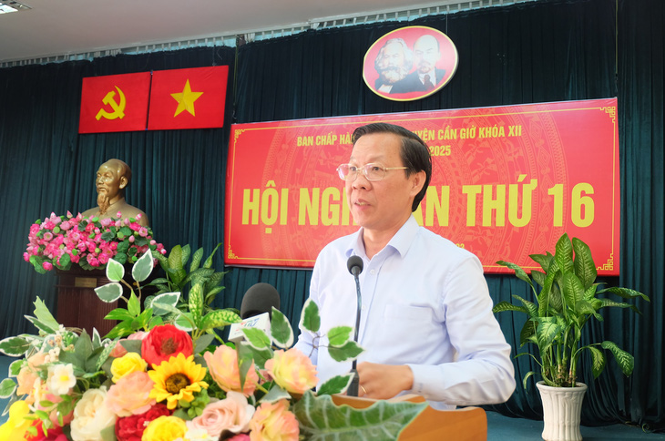 Chủ tịch UBND TP.HCM Phan Văn Mãi phát biểu tại Hội nghị Huyện ủy Cần Giờ - Ảnh: TIẾN LONG