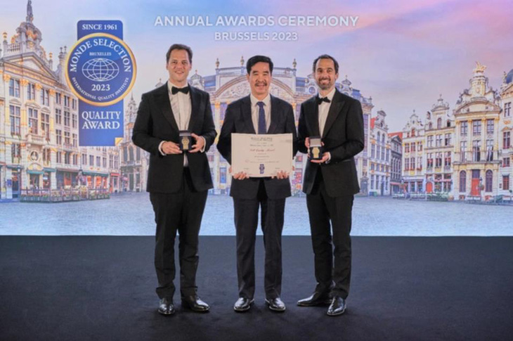 Ông Nguyễn Quốc Khánh, giám đốc điều hành nghiên cứu & phát triển, đại diện Vinamilk nhận 2 giải vàng về chất lượng từ tổ chức Monde Selection