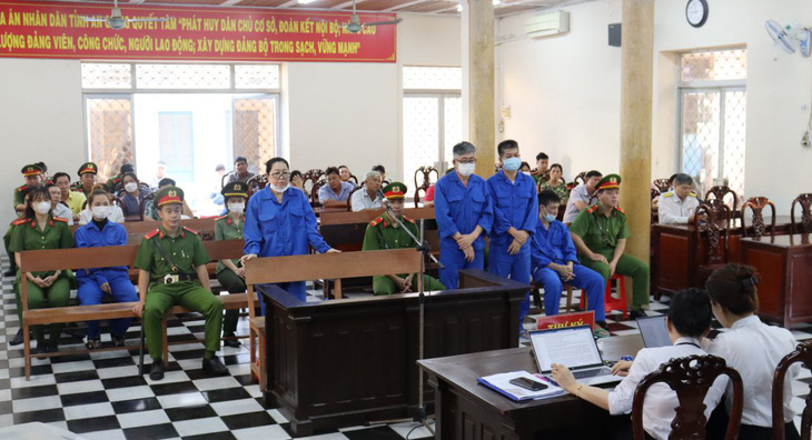 Hai cựu cảnh sát An Giang Nguyễn Văn Võ (đứng giữa) và Nguyễn Văn Sang hầu tòa vì giúp bà Mười Tường 