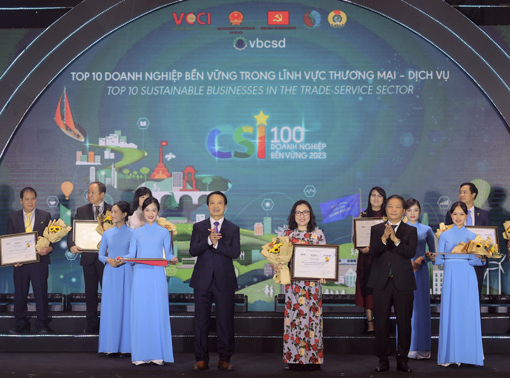 Ông Trần Tuấn Anh - ủy viên Bộ Chính trị, trưởng Ban Kinh tế Trung ương và ông Nguyễn Quang Vinh - phó chủ tịch VCCI - vinh danh SASCO trong Top 10 phát triển bền vững lĩnh vực thương mại, dịch vụ 2023