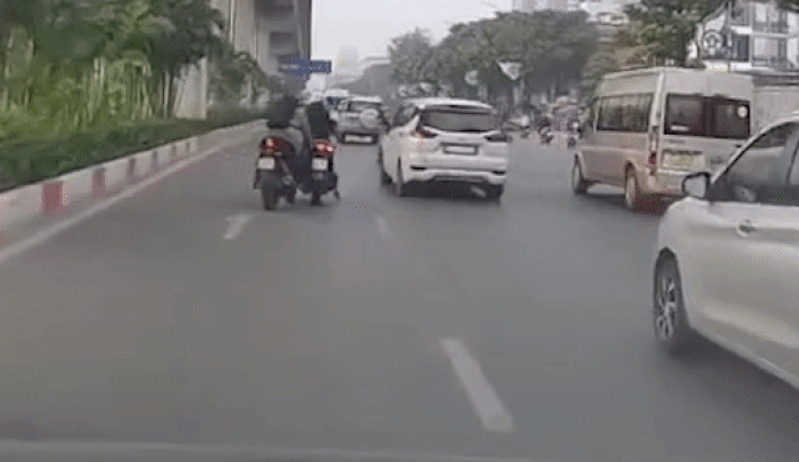 Hình ảnh nam tài xế gây tai nạn khiến người phụ nữ ngã ra đường - Ảnh: A.T.