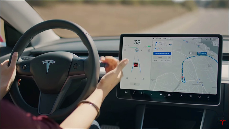 Autopilot từ lâu đã là nhân tố bị chỉ trích chính trên xe Tesla vì tên gọi dễ gây lầm tưởng là một hệ thống tự lái hoàn chỉnh mà thực ra không phải - Ảnh: Teslarati